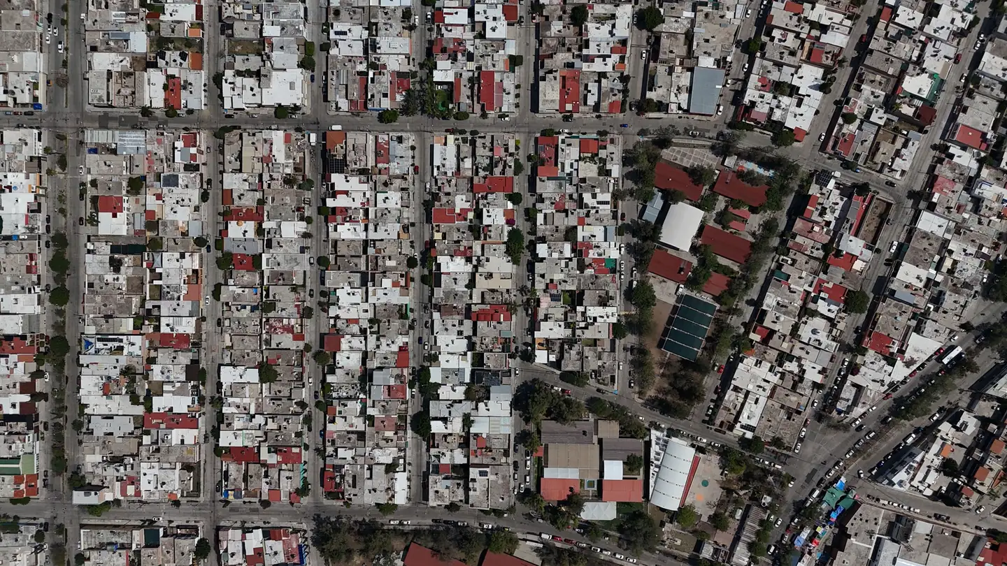 Vista aérea de um bairro em quadras, lido de cima pelo Atlas